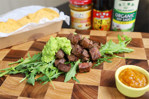 Nachos de carne con salsa de aguacate