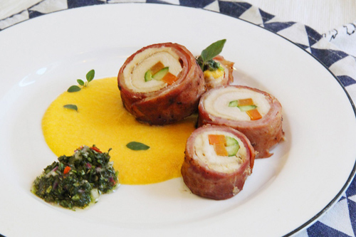 Pollo – rollitos de tocino con chimichurri